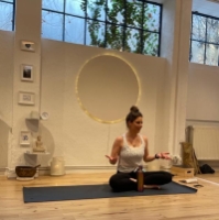 Weekly Inside Flow Class with Anissa @fulfillment.yoga (Deutsch // English on request) // Hairu Munich - 2022-03-12